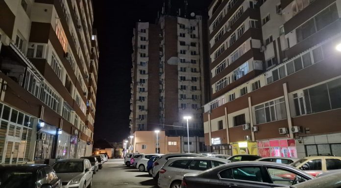 Lucrări de asfaltare într-un cartier din Târgu Jiu