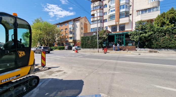 Semafor cu buton la trecerea de pietoni din Piața Centrală