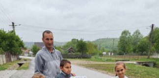 VIDEO: ,,Donezi o jucărie, dăruiești un zâmbet!”: Numeroși copilași din Negomir au primit cadouri de la echipa Gorjeanul