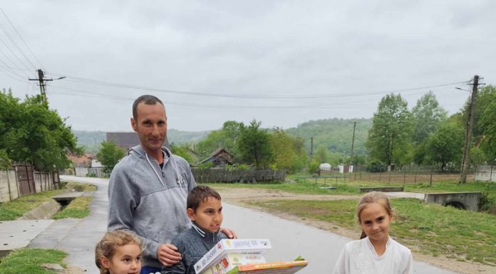VIDEO: ,,Donezi o jucărie, dăruiești un zâmbet!”: Numeroși copilași din Negomir au primit cadouri de la echipa Gorjeanul