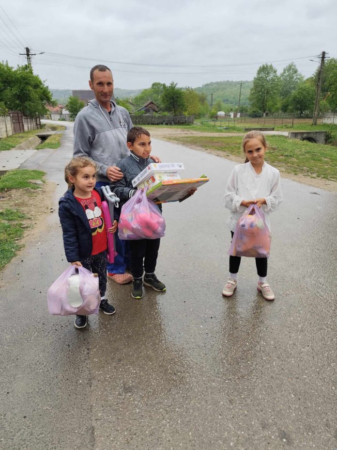 VIDEO: ,,Donezi o jucărie, dăruiești un zâmbet!”: Numeroși copilași din Negomir au primit cadouri de la echipa Gorjeanul