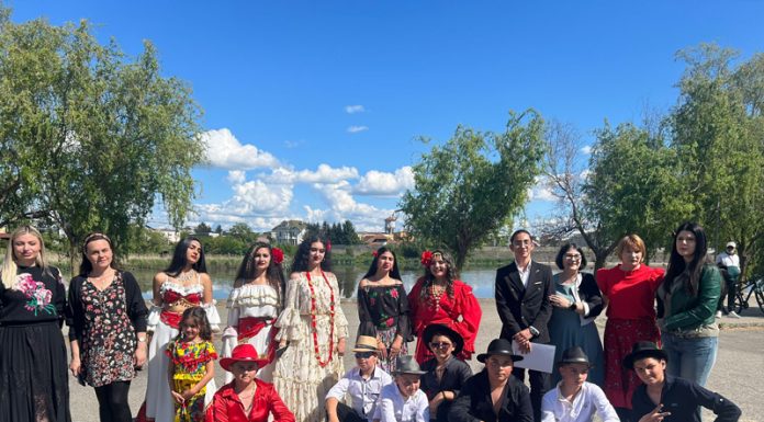 Elevii au dansat și au îmbrăcat costume „mișto”, de Ziua Romilor