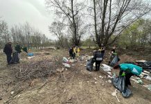 Au strâns peste 200 de saci de deșeuri de pe malurile râului Bistrița