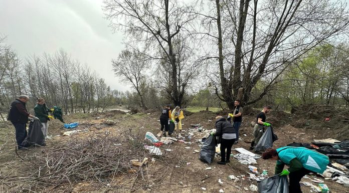 Au strâns peste 200 de saci de deșeuri de pe malurile râului Bistrița