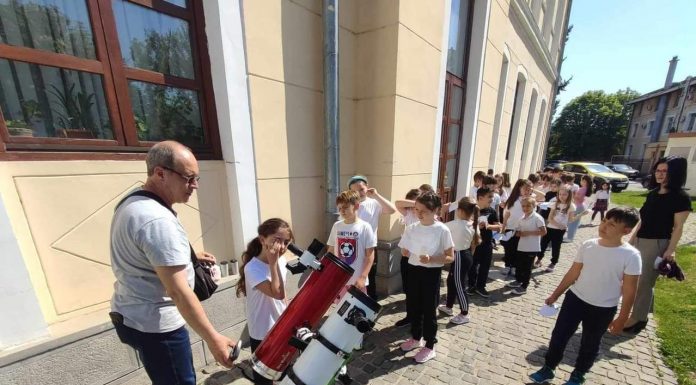 Zeci de elevi, la atelierul de astronomie, de la Muzeul Județean