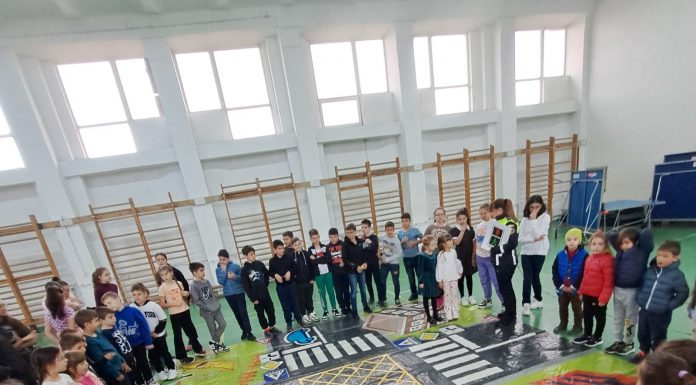 Elevii de la CNSH Târgu Jiu, „instruiți” de polițiștii de la Rutieră