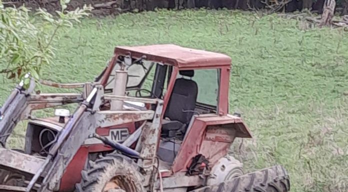 Godinești: S-au răsturnat cu tractorul. Doi bărbați, cu multiple răni, la spital