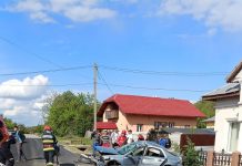 Logrești: Bărbat rănit după ce a intrat cu mașina într-un stâlp