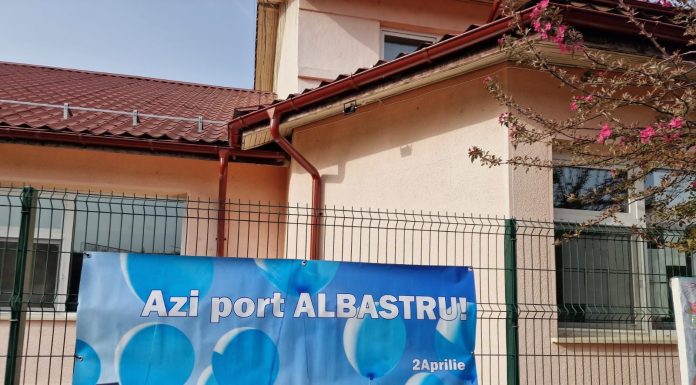 Clădire a DGASPC Gorj luminată în albastru și un marș în Parcul Central, de Ziua Internațională de Conștientizare a Autismului