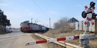 Mașină blocată pe calea ferată. Pedeapsa primită de șofer