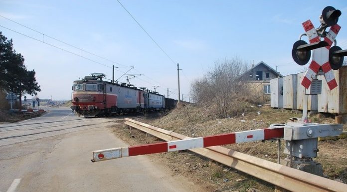 Mașină blocată pe calea ferată. Pedeapsa primită de șofer