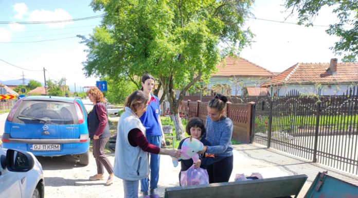 Povești, cadouri și zâmbete. Caravana Gorjeanul a ajuns la Tismana