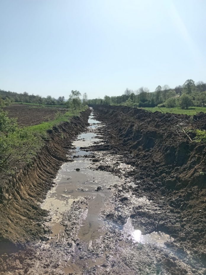 Decolmatare pe 2,2 km a pârâului Mierea, la Crușeț