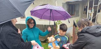 VIDEO: Zâmbete într-o zi mohorâtă. Campania Gorjeanul a ajuns la zeci de copii din Prigoria și Roșia de Amaradia
