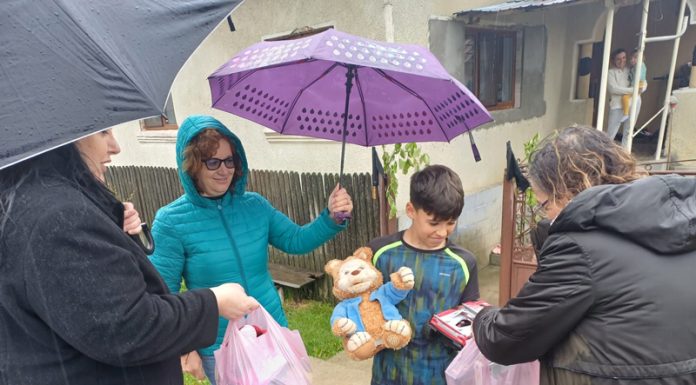 VIDEO: Zâmbete într-o zi mohorâtă. Campania Gorjeanul a ajuns la zeci de copii din Prigoria și Roșia de Amaradia