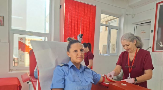 Zeci de jandarmi au donat sânge