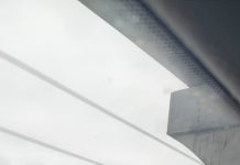 Mașină ”aterizată” pe rondoul din sensul giratoriu de la Drăgoieni