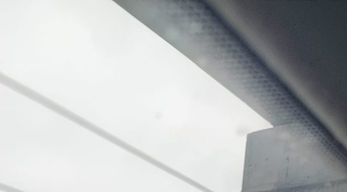 Mașină ”aterizată” pe rondoul din sensul giratoriu de la Drăgoieni