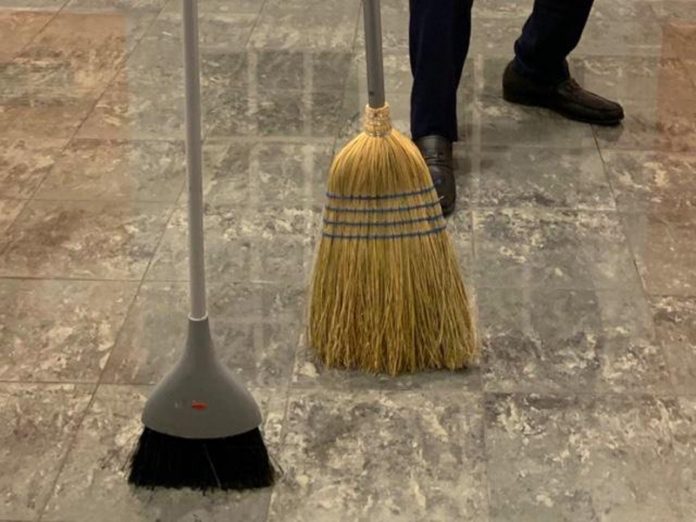 Cercetat după ce și-a bătut vecina cu o coadă de matură