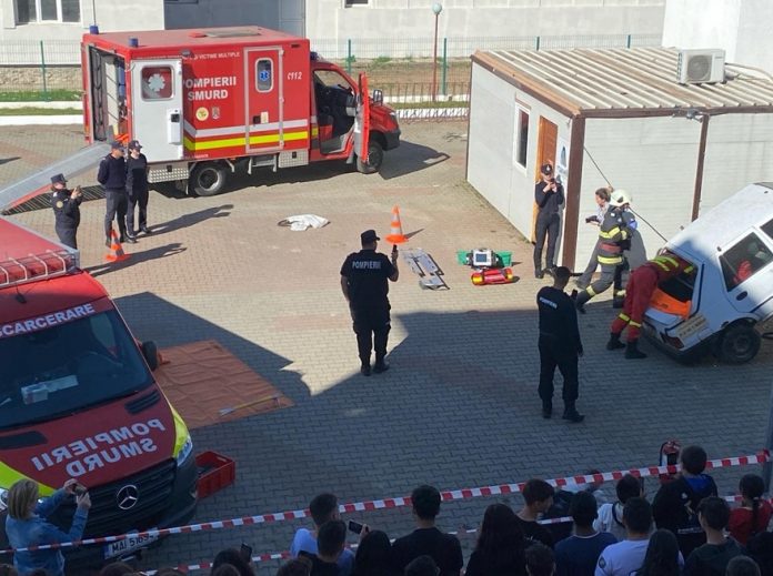 Exercițiu de descarcerare și prim-ajutor, la Liceul din Peștișani