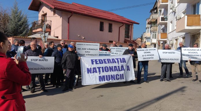 Minerii și energeticienii, protest săptămânal în fața Casei de Pensii Gorj