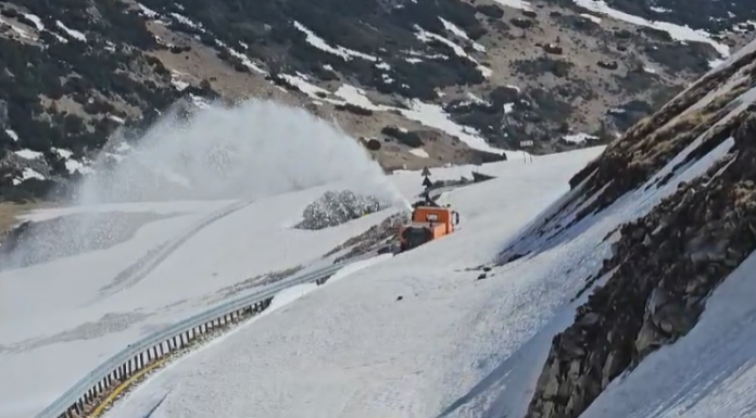 FOTO, VIDEO| Vară în oraș, iarnă la munte. Lucrări de deszăpezire pe Transalpina