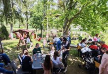 Au pictat ouă și cănuțe în curtea bisericii, în Joia Mare