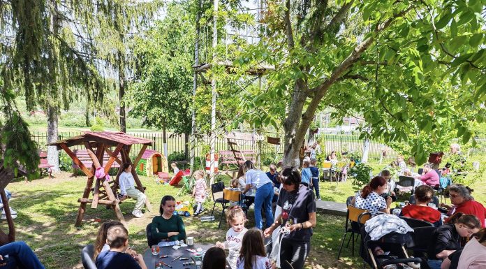 Au pictat ouă și cănuțe în curtea bisericii, în Joia Mare