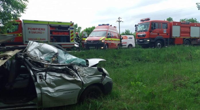 Accident grav la Drăgoeni: Un microbuz s-a izbit de un copac. Cinci persoane rănite!