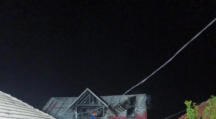 Runcu: O casă a luat foc azi-noapte. Pompierii și-au suplimentat forțele pentru stingerea incendiului