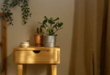 Te gândeşti să aduci un vibe revigorant în dormitor? Include în decor o noptieră!