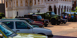 „Retromobil vine în orașul tău”. Expoziție de mașini de epocă la Târgu Jiu