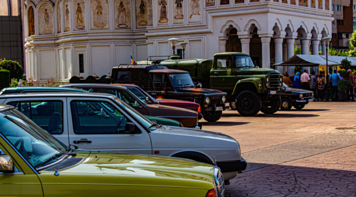 „Retromobil vine în orașul tău”. Expoziție de mașini de epocă la Târgu Jiu
