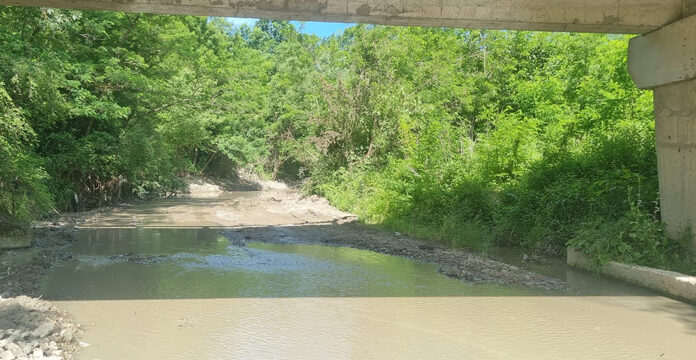 Încă un pârâu este decolmatat. Lucrări mecanizate la Săcelu