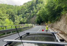 VIDEO: Circulație întreruptă parțial în Defileu! Se îndepărtează pietrele periculoase!