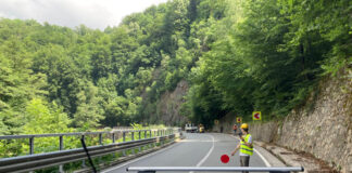 VIDEO: Circulație întreruptă parțial în Defileu! Se îndepărtează pietrele periculoase!