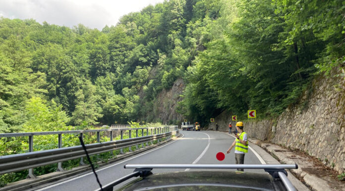 VIDEO: Circulație întreruptă parțial în Defileu! Se îndepărtează pietrele periculoase!