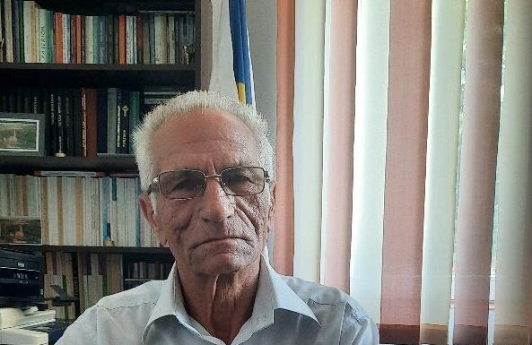 Dialogul sub semnul educaţiei…de la catedră – ,,Valoarea se traduce prin atașamentul sănătos și constructiv al tuturor părților demersului educațional față de viziunea împărtășită şi asumată asupra educației”! – -M.S.B. Domnule profesor Vasile Gogonea, chiar dacă aveţi multe idei pe care le putem aborda, vă propun, pentru că suntem dascăli, să continuăm dialogul pe problemele educaţiei şi ale învăţământului românesc, pentru că este un domeniu despre care îmi place să discut cu un om ca dumneavoastră!