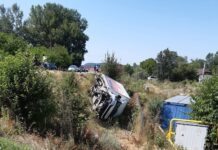 Accident la Cărbunești. Șoferul unei dube a ajuns la spital