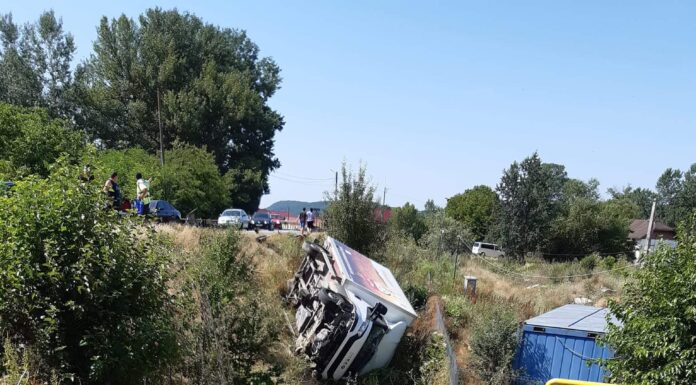 Accident la Cărbunești. Șoferul unei dube a ajuns la spital