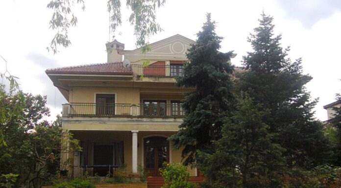 Fiorul amintirilor, înveşmântat în culorile anotimpurilor pe care viaţa le asociază cu şiragul anilor – ,,Parcă-i zi de taină, Doamne, iar, pe-aproape eu sunt unul, / Caut anii tinereții și nu mai găsesc niciunul”!