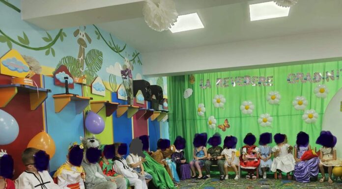 Ce spun educatoarele de la Novaci despre cazul băiețelului „marginalizat” la serbare