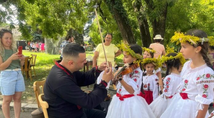 Sânziene, ii și ateliere pentru copii, în curtea Muzeului de Artă Târgu Jiu