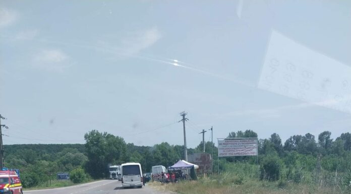 Accident între un autobuz și un autoturism. O femeie a fost rănită