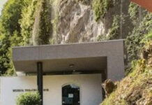 La Muzeul Tezaurului Băncii Naționale a României de la Mănăstirea Tismana, județul Gorj