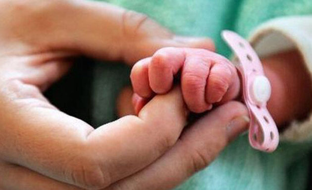 Tații vor beneficia de un concediu paternal de 10 zile. Legea a fost promulgată