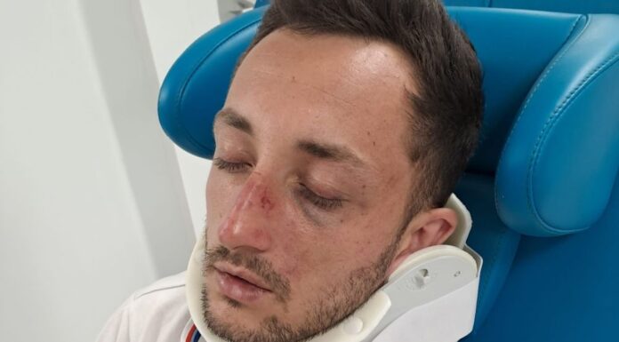 Lovit de mascați acasă!