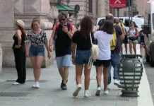 Vin noi scumpiri. Risc de sărăcie de 32%. Tinerii, cei mai expuși