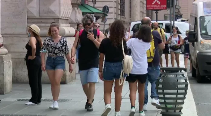 Vin noi scumpiri. Risc de sărăcie de 32%. Tinerii, cei mai expuși