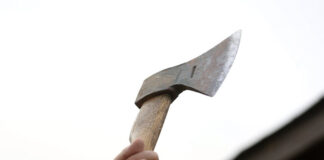 Nouă ani de închisoare pentru că și-a atacat amicul cu un topor